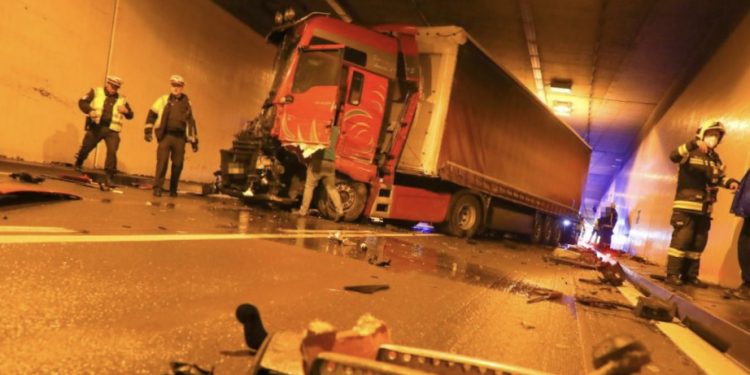 (VIDEO) Austrija: U tunelu kamion iz Slovenije udara u kamione ispred sebe