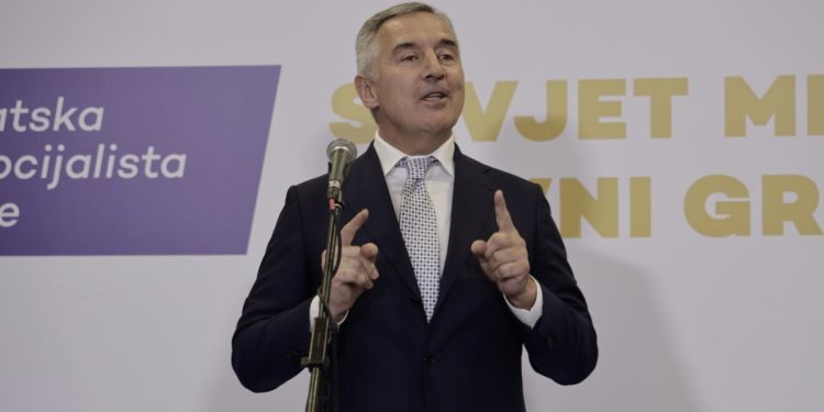 (VIDEO) Đukanović uručio 1100 članskih karata: Formiranje manjinske vlade znači povratak DPS-a na državno-politički relevantnu poziciju