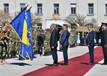U kasarni Rajlovac svečanim postrojavanjem obilježen dan osnivanja Armije RBiH