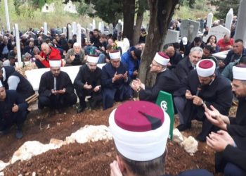 Rijeka ljudi na dženazi Elmiri Sefo, koja je poginula u zemljotresu u Stocu