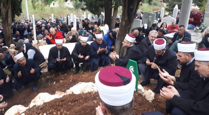 Rijeka ljudi na dženazi Elmiri Sefo, koja je poginula u zemljotresu u Stocu