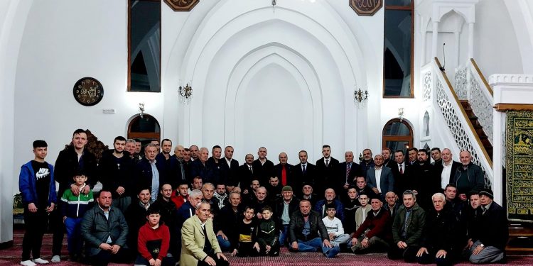 DELEGACIJA REPUBLIKE TURSKE KOJU JE PREDVODIO GRADONAČELNIK BURSE POSJETILI SULTAN FATIH DŽAMIJU I KLANJALI TERAVIH NAMAZ