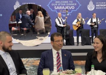 Pratnja gradonačelnika Istanbula Imamoglua usred Baščaršije iftarila na podne-namaz
