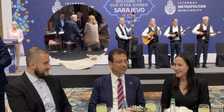 Pratnja gradonačelnika Istanbula Imamoglua usred Baščaršije iftarila na podne-namaz