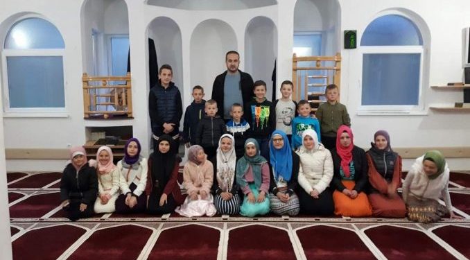 SVEĆENIK DONIRAO IFTAR ZA MEKTEPSKU DJECU U ROSTOVU