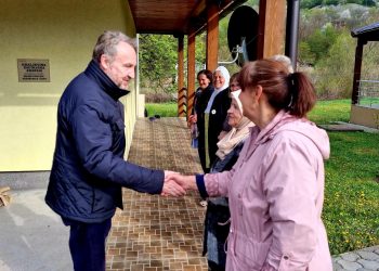 IZETBEGOVIĆ POSJETIO SREBRENICU I DOŽIVIO SRDAČAN DOČEK SREBRENIČKIH MAJKI