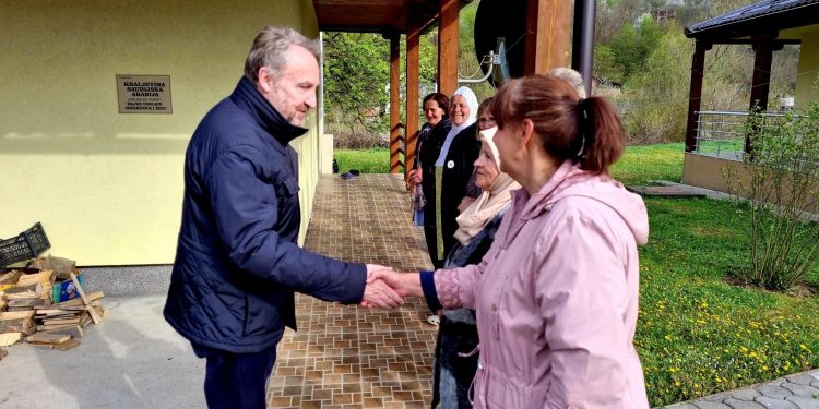 IZETBEGOVIĆ POSJETIO SREBRENICU I DOŽIVIO SRDAČAN DOČEK SREBRENIČKIH MAJKI