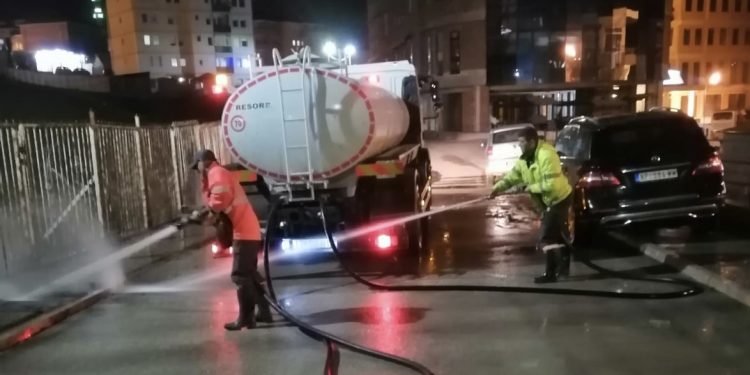 (VIDEO) JKSP GRADAC VEČERAS VRŠILO PRANJE ULICA OKO DOMA ZDRAVLJA