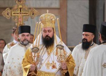 Srbija: Stotine ljudi na Uskršnjoj liturgiji u hramu Svetog Save