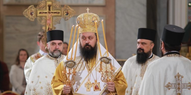 Srbija: Stotine ljudi na Uskršnjoj liturgiji u hramu Svetog Save