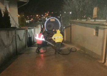 (VIDEO) JKSP GRADAC VEČERAS VRŠILO PRANJE ULICA U NASELJU CIKILJEVAC
