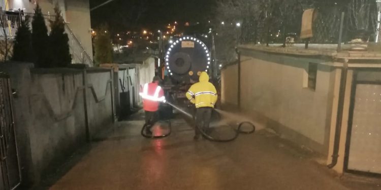 (VIDEO) JKSP GRADAC VEČERAS VRŠILO PRANJE ULICA U NASELJU CIKILJEVAC