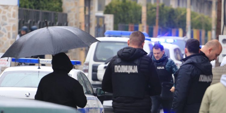(VIDEO) Pucnjava u Novom Pazaru: U porodičnom obračunu ranjen muškarac, ispaljeno 40 metaka