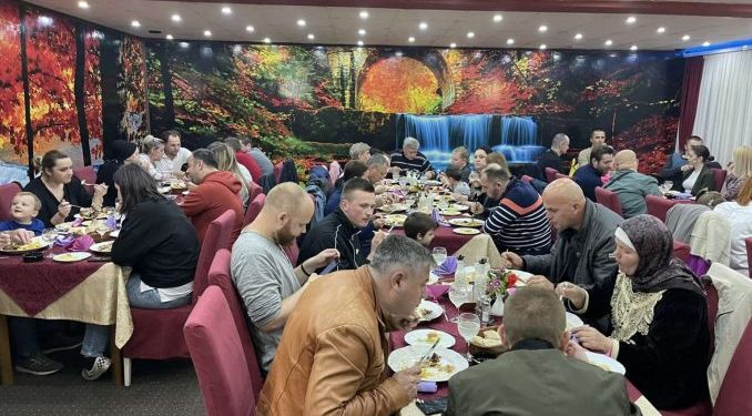 Pravoslavac organizovao iftar u Cazinu za 100 osoba