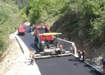 (VIDEO) ASFALTIRANJE DIONICE PUTA PAZARIŠTE-SEBEČEVO