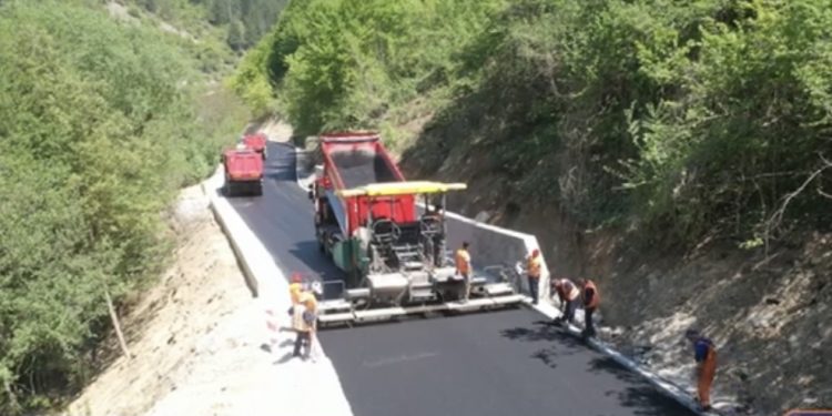 (VIDEO) ASFALTIRANJE DIONICE PUTA PAZARIŠTE-SEBEČEVO