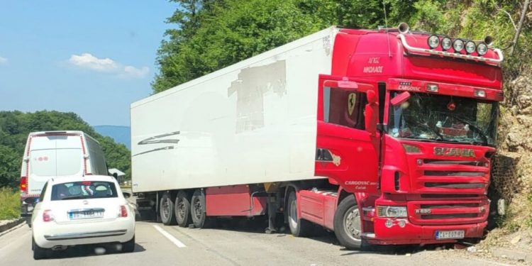 LANČANI SUDAR KOD NOVE VAROŠI, TERETNJAK SE ZAKUCAO U STIJENU