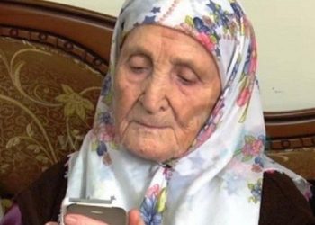 ALIJA IMA 105 GODINA, PREŽIVJELA JE 4 RATA, IMA 60 POTOMAKA I KORISTI AJFON BEZ NAOČARA: POSLALA JE I OVU PORUKU SVIMA!