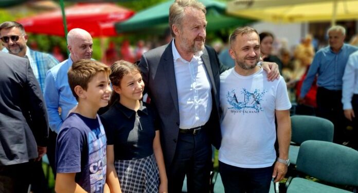 PREDSJEDNIKA IZETBEGOVIĆA SRDAČNO DOČEKALI BOŠNJACI U NEVESINJU