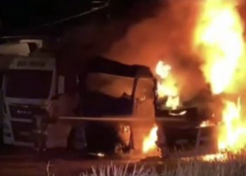 /VIDEO/ Sinoć u Novom Pazaru izgorjela dva kamiona