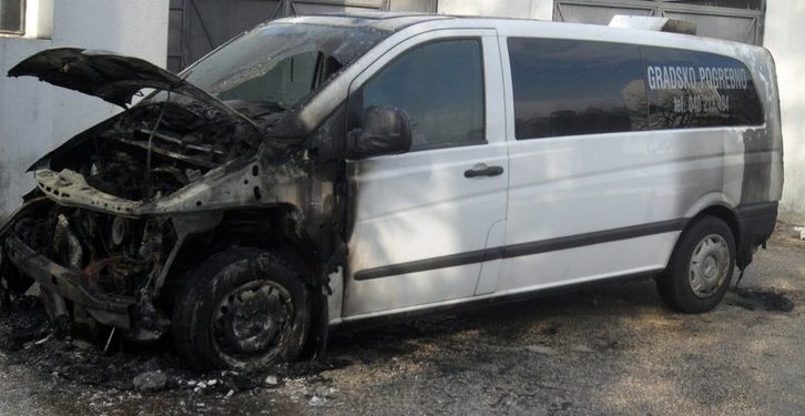 U PODGORICI ZAPALJEN KOMBI SA BH. TABLICAMA