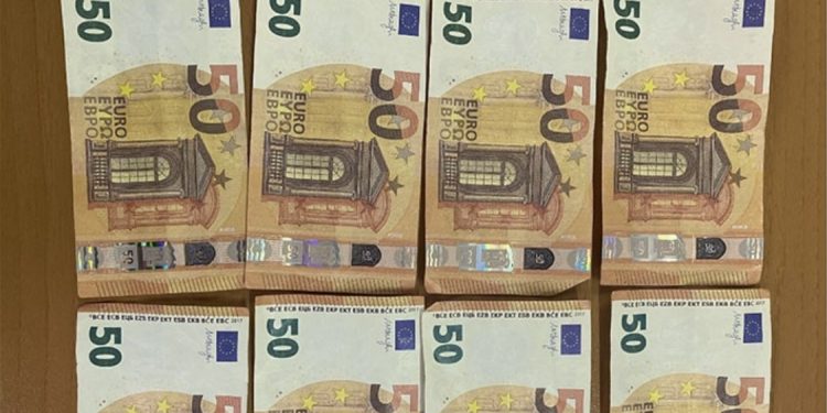 KOSOVO: KONOBAR PREDAO GAZDI 400€ FALSIFIKOVANIH NOVČANICA PAZARA