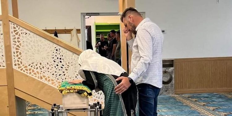 DA JE SRCE KAMEN, PUKLO BI NAD OVIM PRIZOROM! RODITELJI NEUTJEŠNI NAD TABUTOM SVOJE BEBE