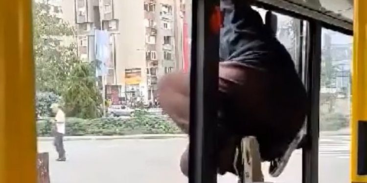 (VIDEO) Novosađanka iskočila kroz prozor busa da umakne kontrolorima GSP