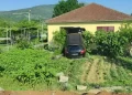 Automobil udario u kuću, tri osobe povrijeđene
