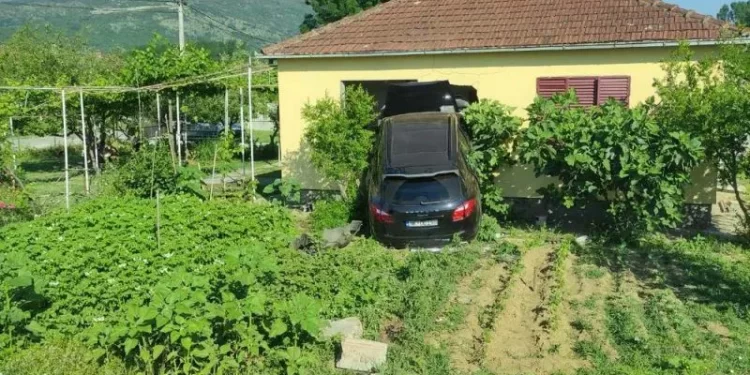 Automobil udario u kuću, tri osobe povrijeđene
