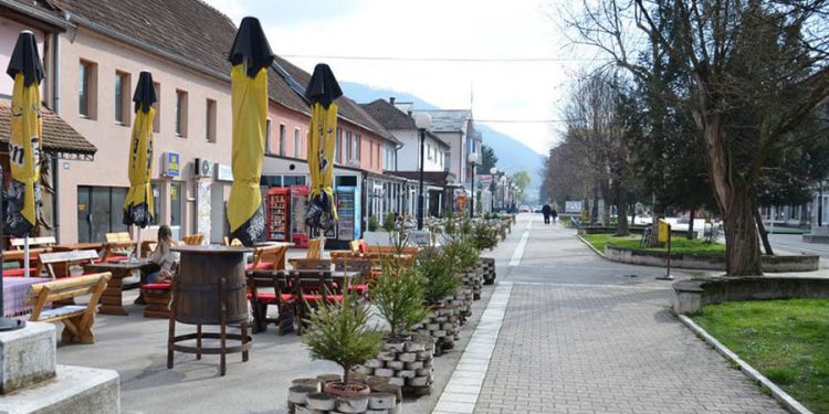 U BERIZOVOJ AŠČINICI TRAŽIO SVINJSKI BUREK I OD ŽENE DA SKINE MARAMU! POVRATNICI U BRATUNCU BORE SE S ONIMA KOJI SIJU MRŽNJU