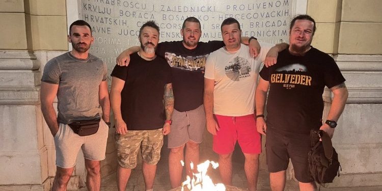 Crnogorski navijači koji su donijeli novac za kombi: Da su nam vječne BiH i Crna Gora!