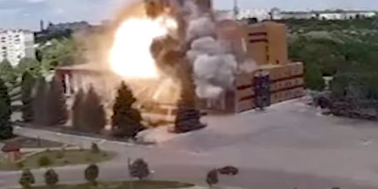 (VIDEO) TRENUTAK KADA RUSKE RAKETE POGAĐAJU ZGRADU U BLIZINI HARKOVA