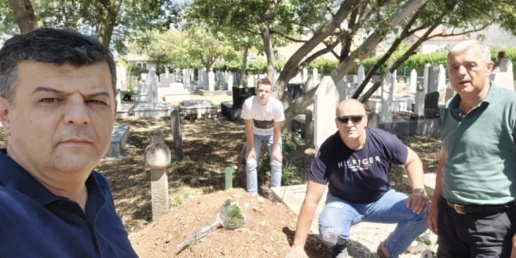 Aner Gosto objavio fotografije: Otac mladića koji čuči na mezaru izvinio se i sa sinom položio cvijeće