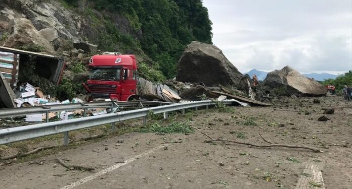 STIJENE SE OBRUŠILE NA KAMIONE NA CESTI, POGINULA JEDNA OSOBA