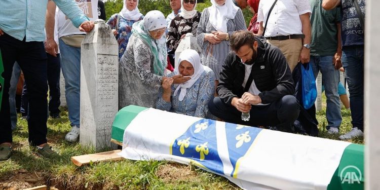 (FOTO) Konačan smiraj za 50 žrtava genocida u Srebrenici: Ukopani očevi, sinovi, braća…