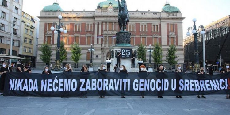Pod pratnjom jakih policijskih snaga: U Beogradu se obilježava 27. godišnjica genocida u Srebrenici