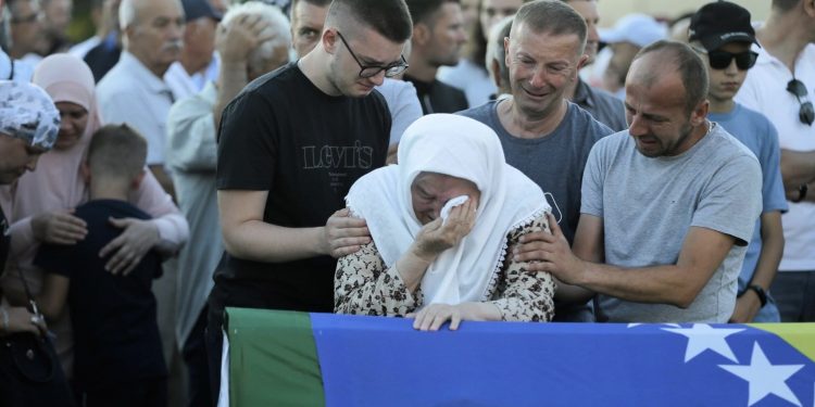 BiH: Kolona s posmrtnim ostacima 16 prijedorskih žrtava stigla u Kamičane
