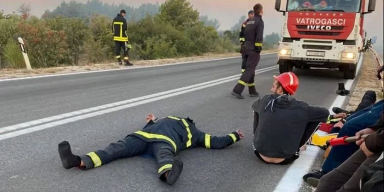 Slike od 1.000 riječi: Iscrpljeni vatrogasci pali od umora nakon gašenja požara