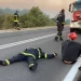 Slike od 1.000 riječi: Iscrpljeni vatrogasci pali od umora nakon gašenja požara