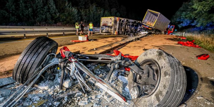 Autobus pretiče unatoč zabrani i uzrokuje tešku nesreću