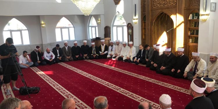 (FOTO) Hatma i dova za šehide Srebrenice i 15. jula u Turskoj. Stambol džamija, Novi Pazar
