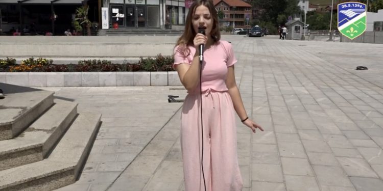 (VIDEO) Tutinka, Anida Jahović svojim glasom osvaja srca publike