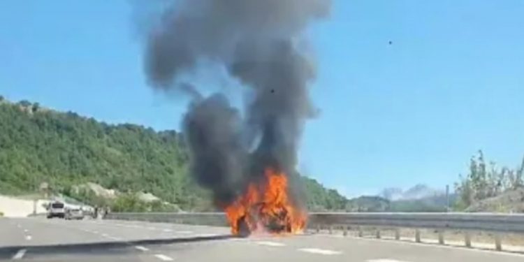 (VIDEO) Zapalilo se vozilo na autoputu