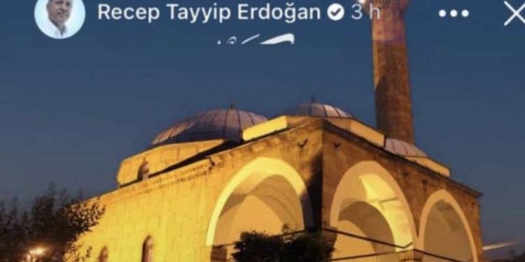 Erdogan fotografijom Alatun-alem džamije četitao Džumu