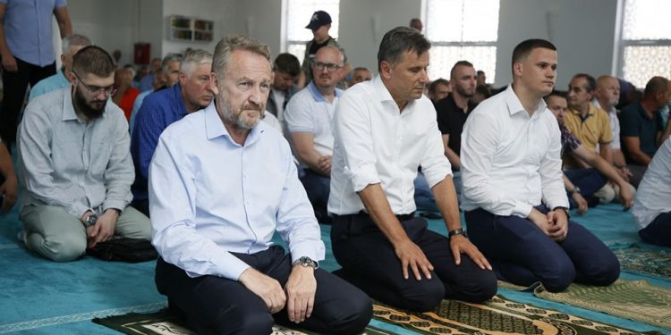 IZETBEGOVIĆ I NOVALIĆ JUČE KLANJALI DŽUMA – NAMAZ U PRINČEVOJ DŽAMIJI