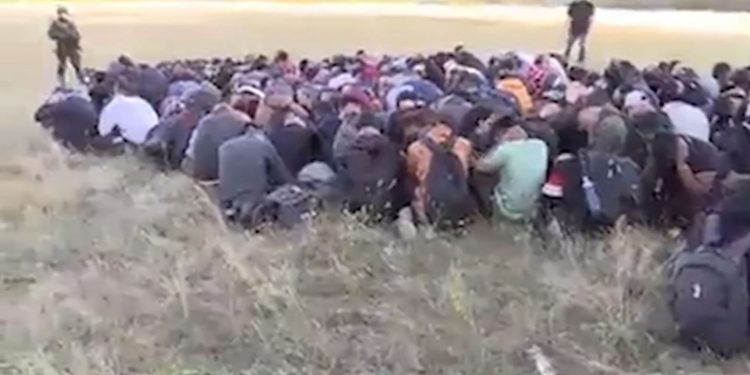 (VIDEO) Šokantni snimci Vulina s migrantima izazvali zgražavanje u Srbiji