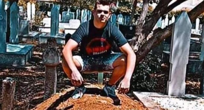 Izvinuo se otac mladića koji je čučao na mezaru uz poruku “Gazi po balijama”: Braćo Bošnjaci duboka isprika