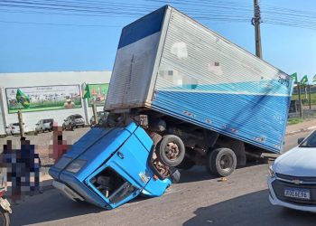 Mercedes-Benz T2 ‘puknuo’ je u pokretu – kabina ispod karoserije i dvoje ljudi unutra