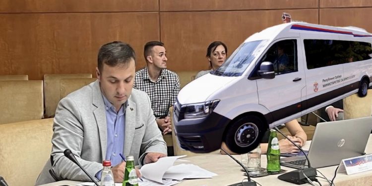 (FOTO) BEOGRAD: NAČELNIK ŠEHOVIĆ POTPISAO UGOVOR ZA KUPOVINU MINIBUSA